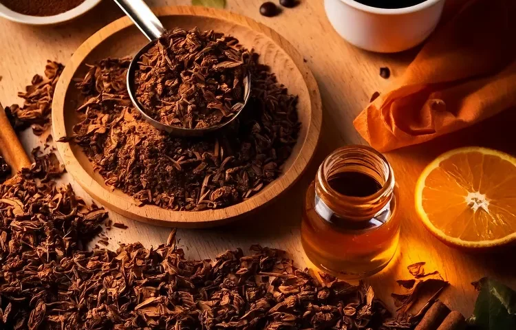 Hojas de tabaco natural curado al aire junto a ingredientes aromáticos