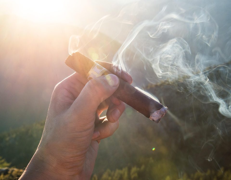 Mano liando cigarro artesanal con tabaco natural.