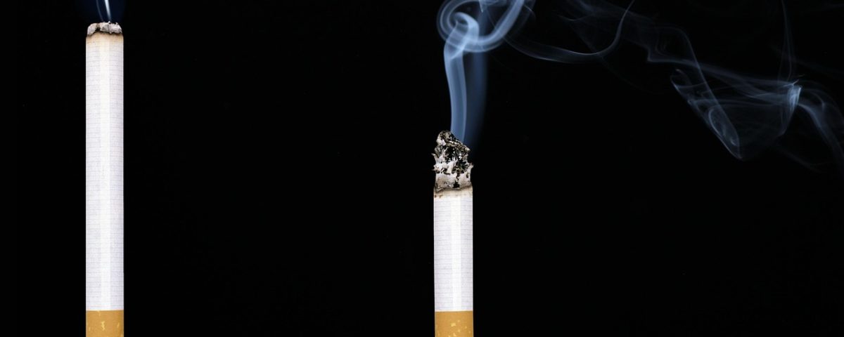 Bolsa de tabaco picado a granel sobre una balanza antigua.