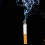 Bolsa de tabaco picado a granel sobre una balanza antigua.