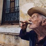 Hojas de tabaco ecológico secándose al sol en finca certificada, vista panorámica.