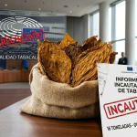 Ilustración conceptual de una inspección policial en un almacén tras una incautación masiva de tabaco industrial, con hojas puras en primer plano.